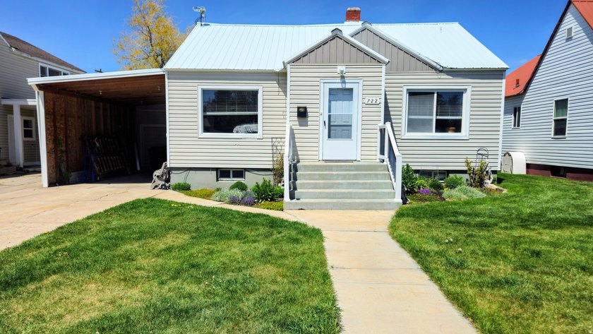 Immaculate 4 bedroom, 3 bathroom home located in the heart of - photo 2