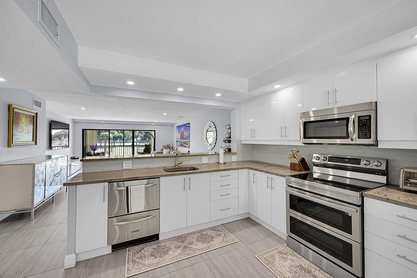 :Immaculate remodeled unit with amazing views. Spacious open - photo 2