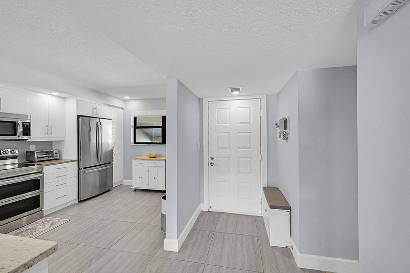 :Immaculate remodeled unit with amazing views. Spacious open - photo 5