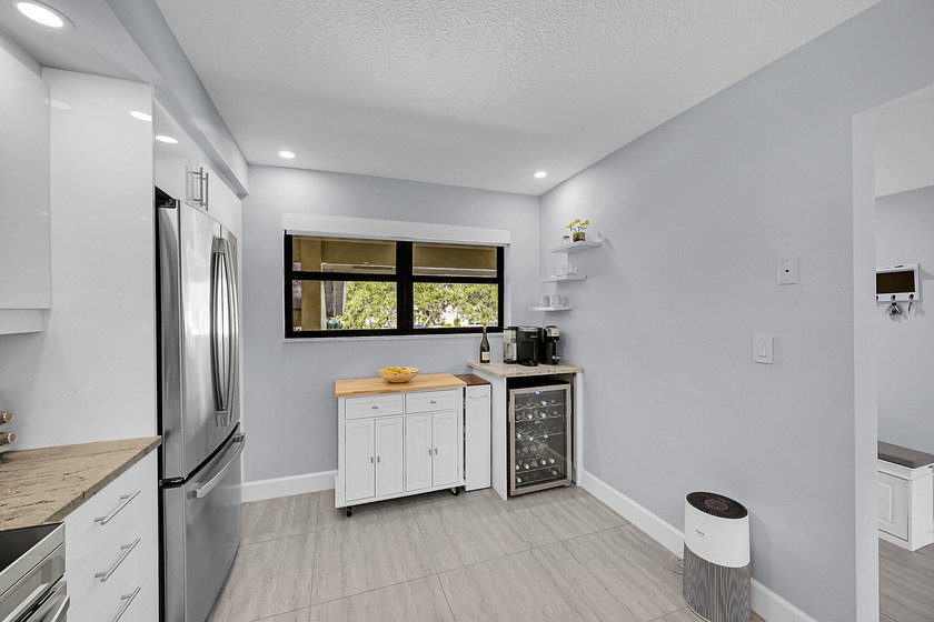 :Immaculate remodeled unit with amazing views. Spacious open - photo 8