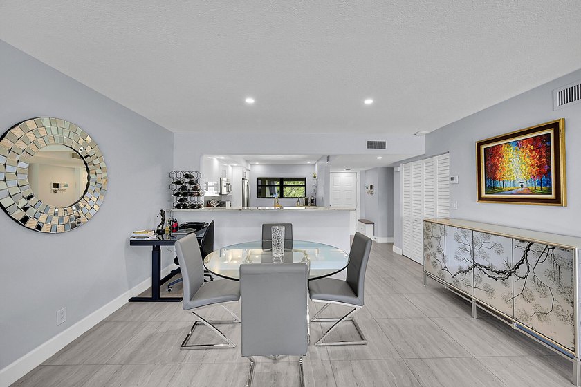 :Immaculate remodeled unit with amazing views. Spacious open - photo 10