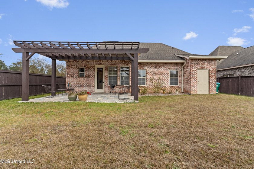 This immaculately maintained 3-bedroom, 2.5-bath home is nestled - photo 45