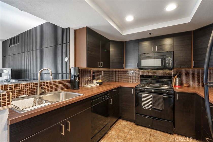 Garage Parking, AC, in unit Washer and Dryer! - Experience the - photo 2