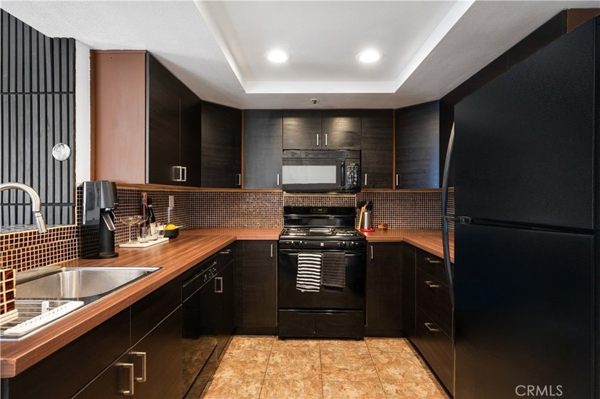 Garage Parking, AC, in unit Washer and Dryer! - Experience the - photo 10