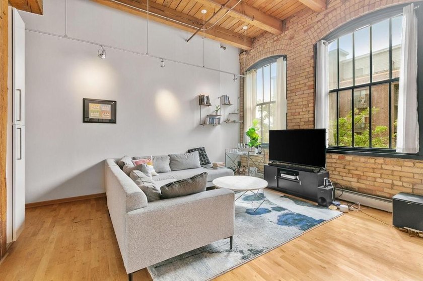 Historic Riverwalk Building located in the heart of North Loop - photo 2