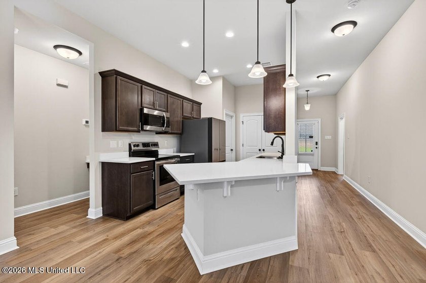 Welcome home to this beautiful 3 Bedroom, 2 Bath that delivers - photo 11