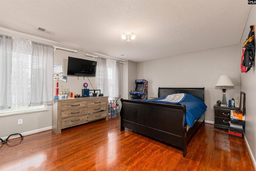 Welcome to 909 Murchison Drive! This spacious 3-bedroom, 2 - photo 13