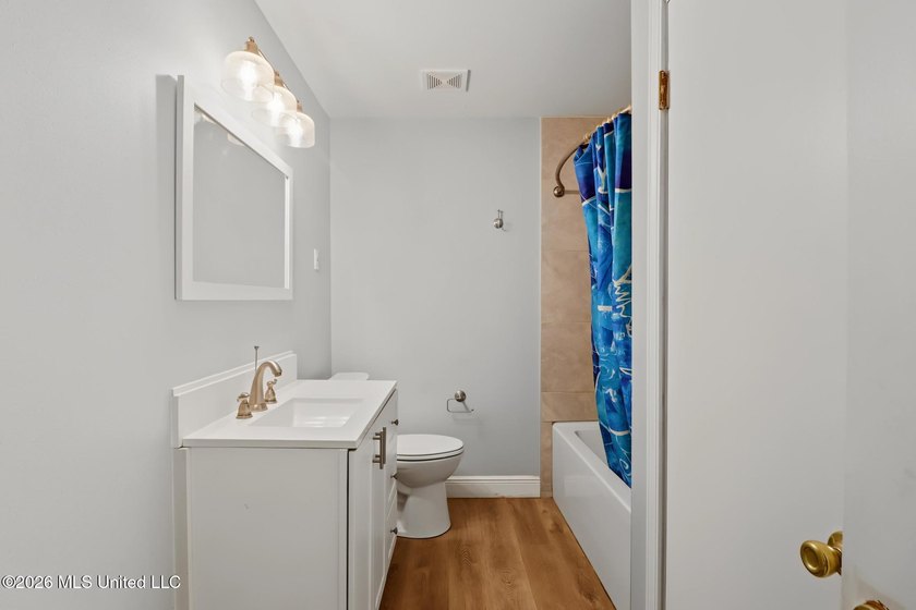 Welcome home! This updated 3-bedroom, 2-bathroom sits in a quiet - photo 13