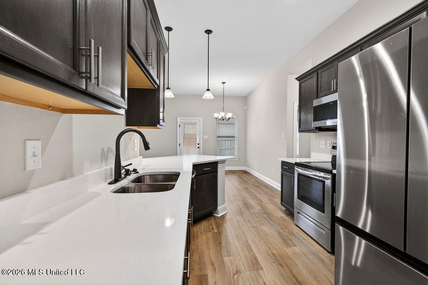 Welcome home to this beautiful 3 Bedroom, 2 Bath that delivers - photo 14