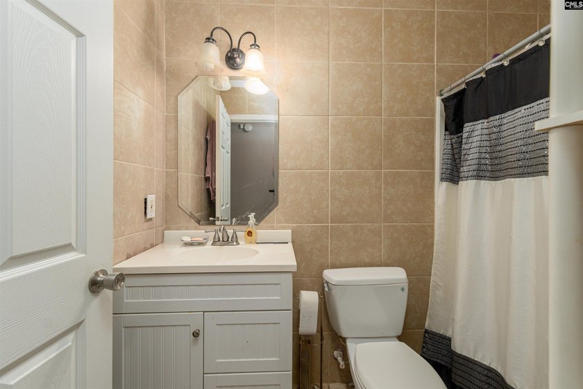 Welcome to 909 Murchison Drive! This spacious 3-bedroom, 2 - photo 17