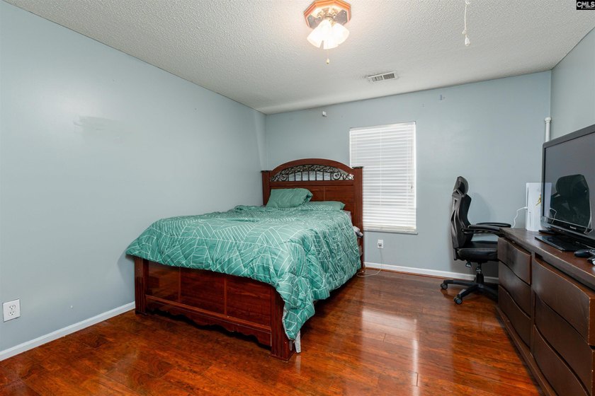 Welcome to 909 Murchison Drive! This spacious 3-bedroom, 2 - photo 18