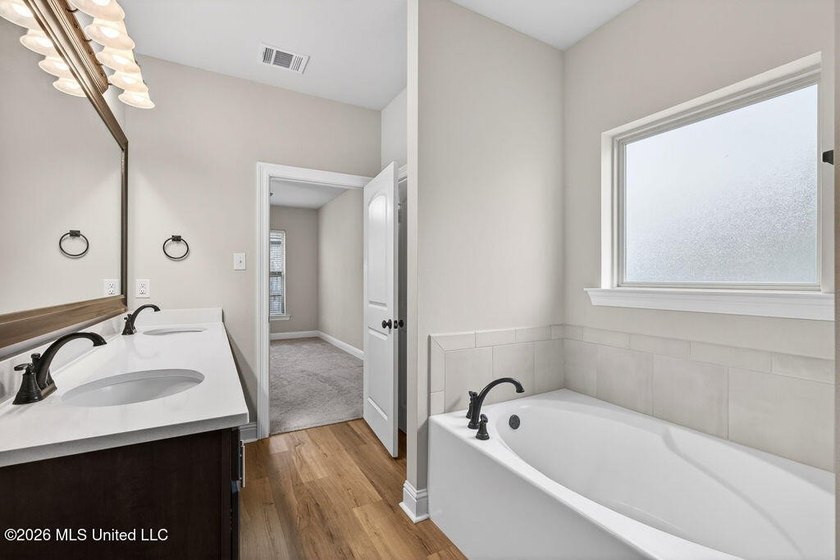 Welcome home to this beautiful 3 Bedroom, 2 Bath that delivers - photo 18