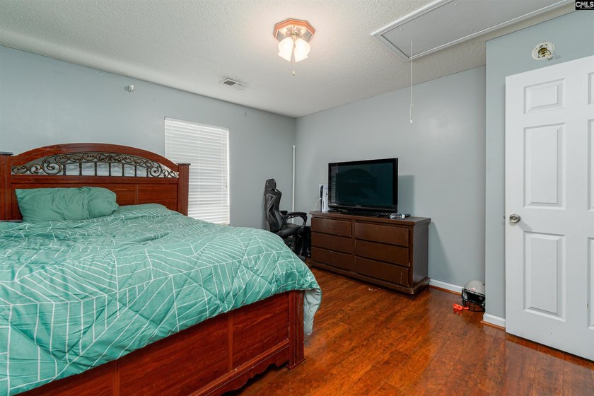 Welcome to 909 Murchison Drive! This spacious 3-bedroom, 2 - photo 19