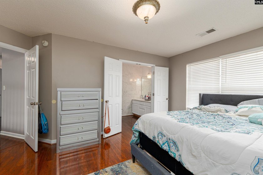 Welcome to 909 Murchison Drive! This spacious 3-bedroom, 2 - photo 20
