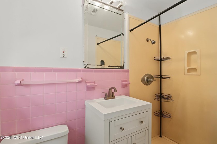 Welcome home! This updated 3-bedroom, 2-bathroom sits in a quiet - photo 20