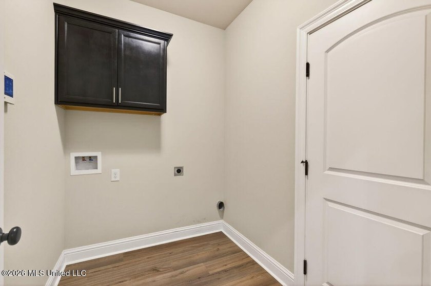 Welcome home to this beautiful 3 Bedroom, 2 Bath that delivers - photo 24
