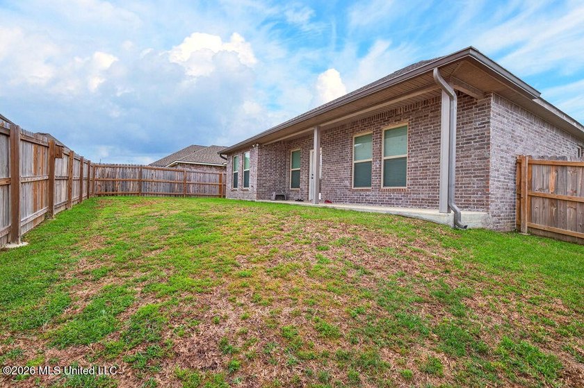 Welcome home to this beautiful 3 Bedroom, 2 Bath that delivers - photo 26