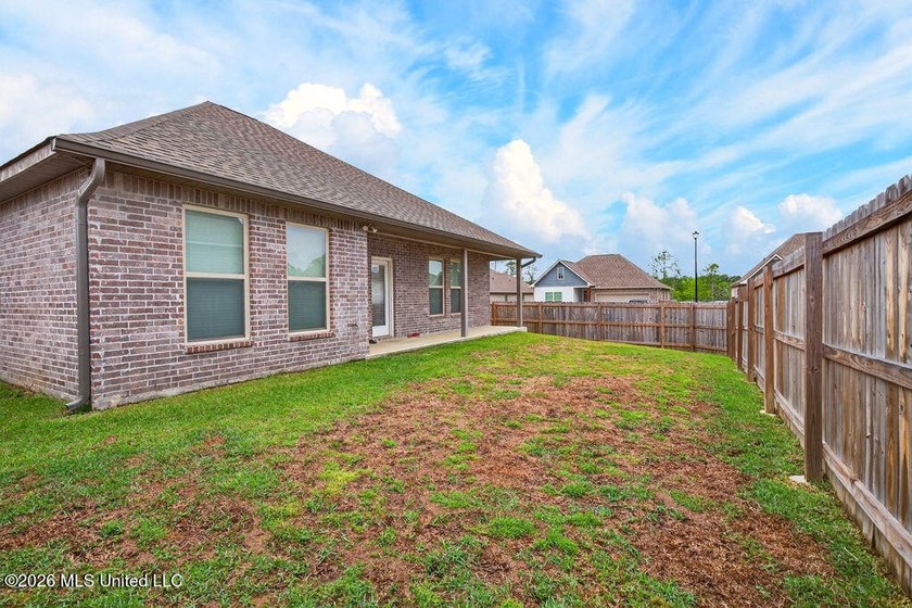 Welcome home to this beautiful 3 Bedroom, 2 Bath that delivers - photo 27