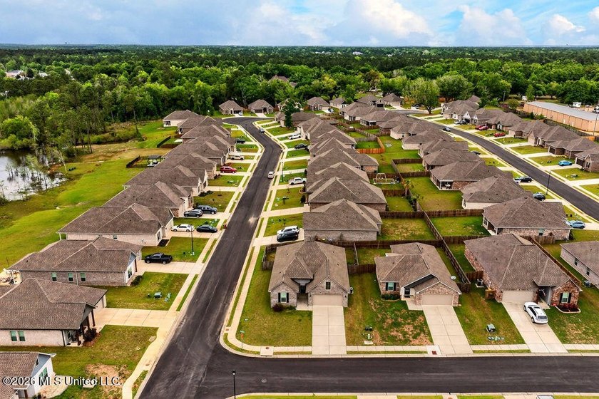 Welcome home to this beautiful 3 Bedroom, 2 Bath that delivers - photo 28