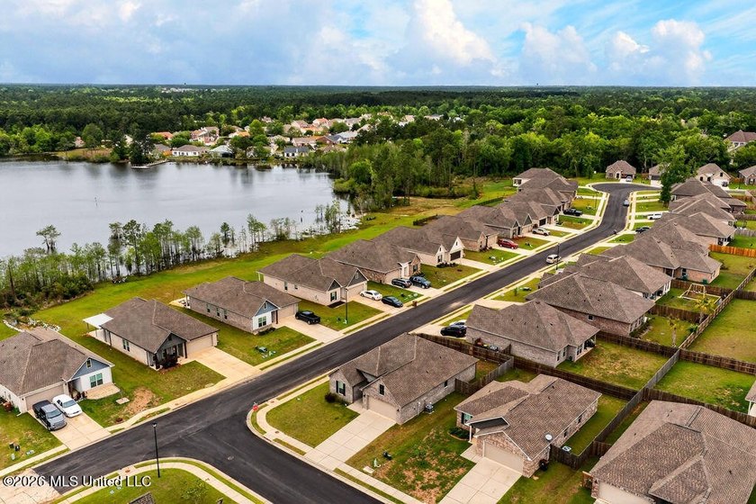 Welcome home to this beautiful 3 Bedroom, 2 Bath that delivers - photo 29