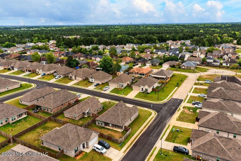 Welcome home to this beautiful 3 Bedroom, 2 Bath that delivers - photo 31