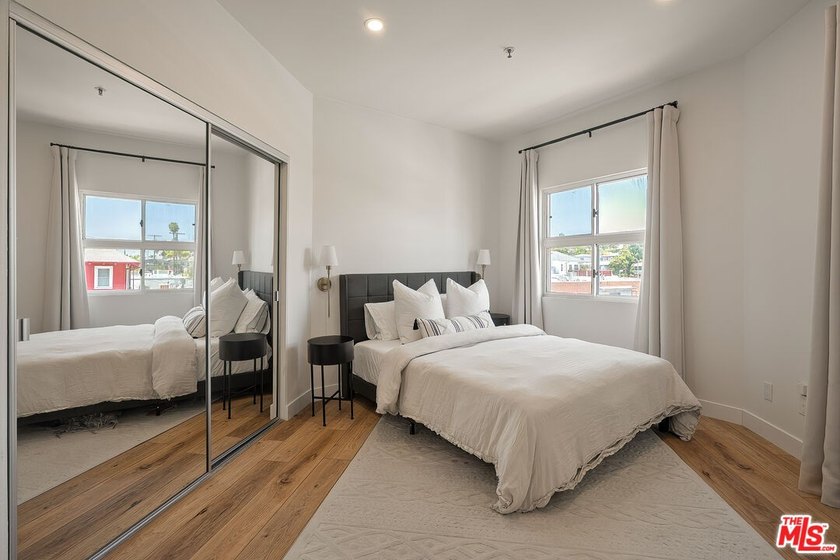 Beautifully renovated single-story condominium offering 1,433 - photo 13