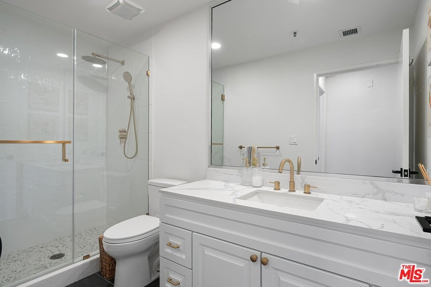 Beautifully renovated single-story condominium offering 1,433 - photo 14