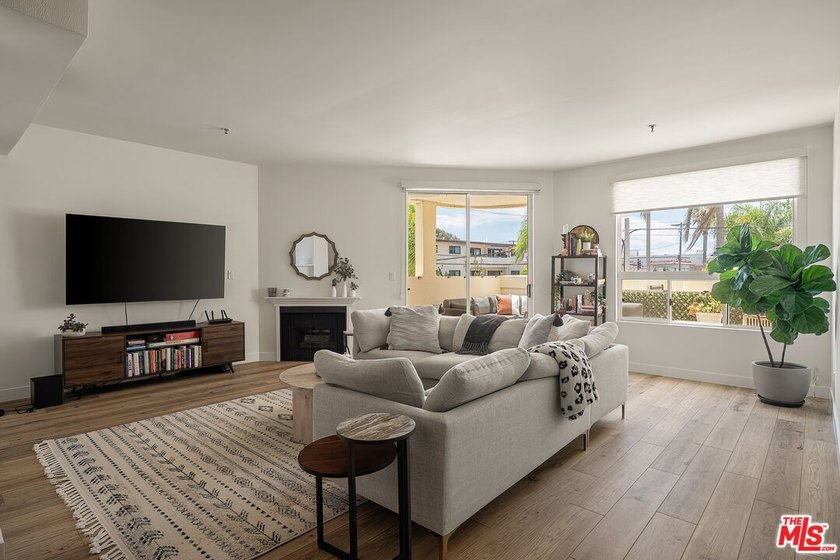 Beautifully renovated single-story condominium offering 1,433 - photo 21