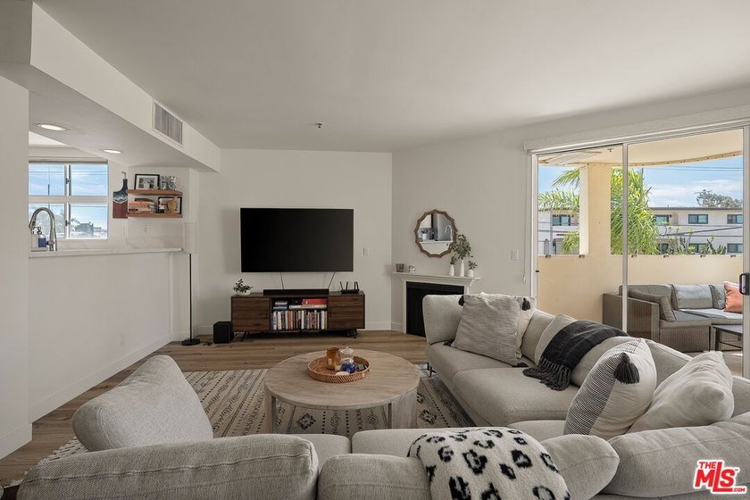 Beautifully renovated single-story condominium offering 1,433 - photo 22