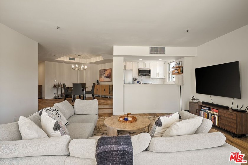Beautifully renovated single-story condominium offering 1,433 - photo 24