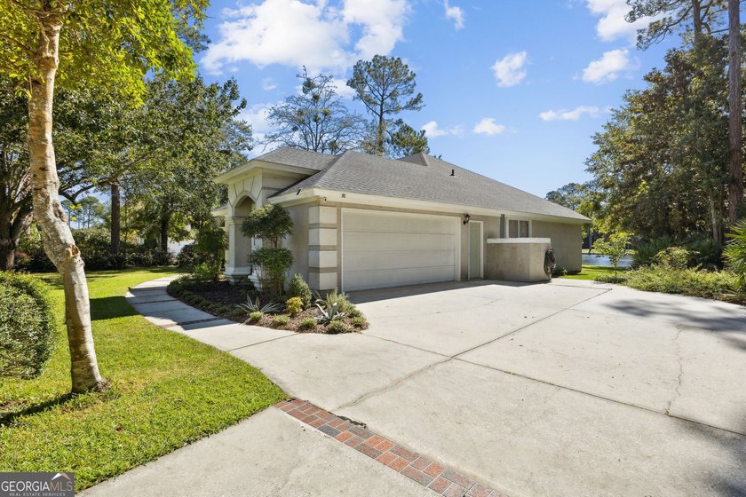 THIS BEAUTIFULLY UPDATED THREE-BEDROOM HOME IN OSPREY COVE IS - photo 6