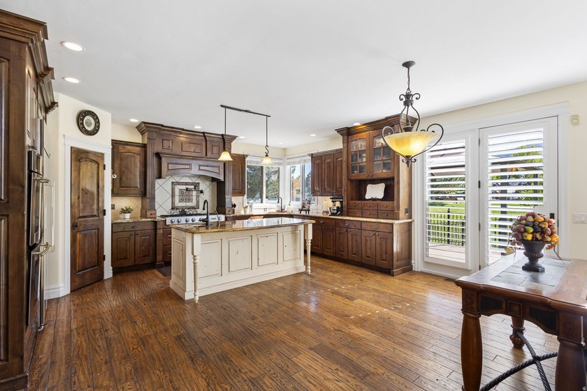 Wake up to sweeping lake and mountain views in this exceptional - photo 12