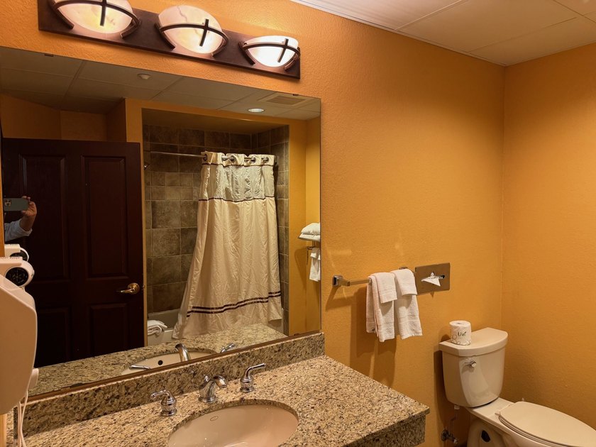 Located on the fifth floor, this spacious three bedroom condo - photo 21