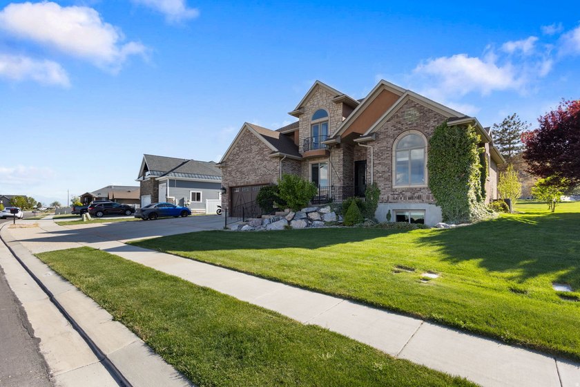 Wake up to sweeping lake and mountain views in this exceptional - photo 39