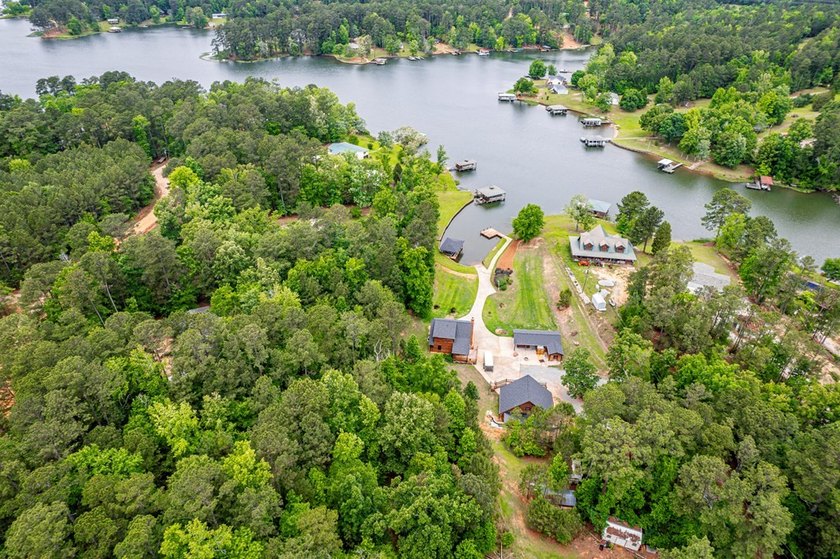 The perfect Lake Sinclair playground with a blend of privacy and - photo 3