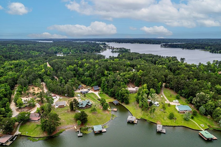 The perfect Lake Sinclair playground with a blend of privacy and - photo 6