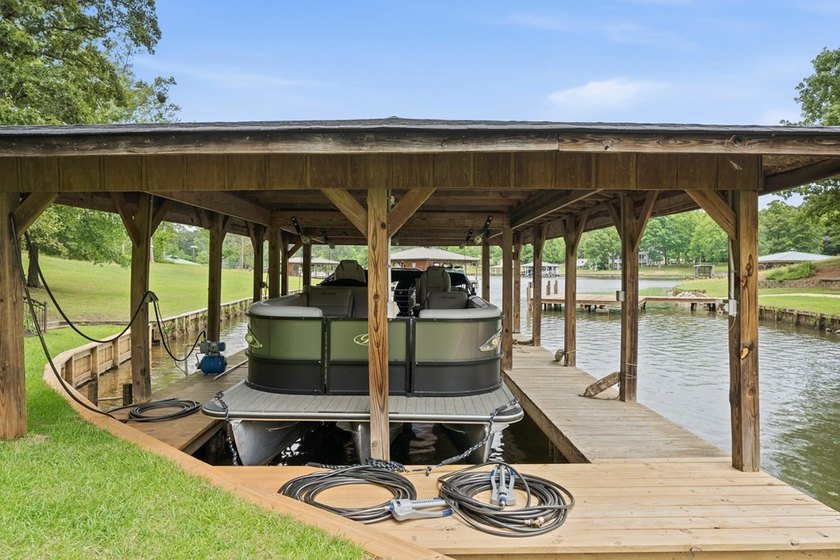 The perfect Lake Sinclair playground with a blend of privacy and - photo 9