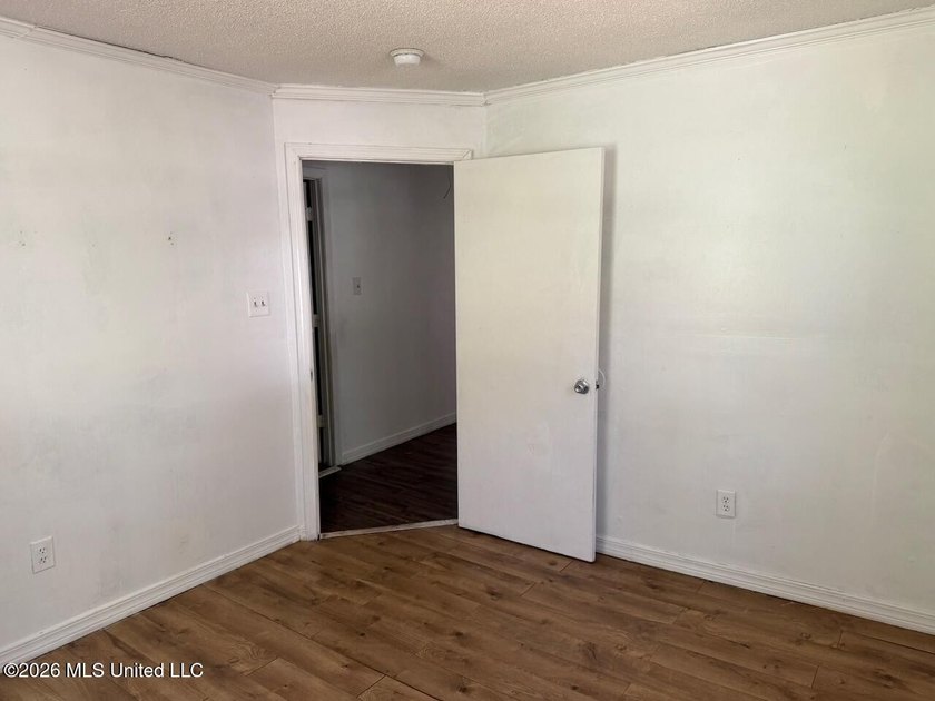 Some homes have good bones. This one has good bones and good - photo 16