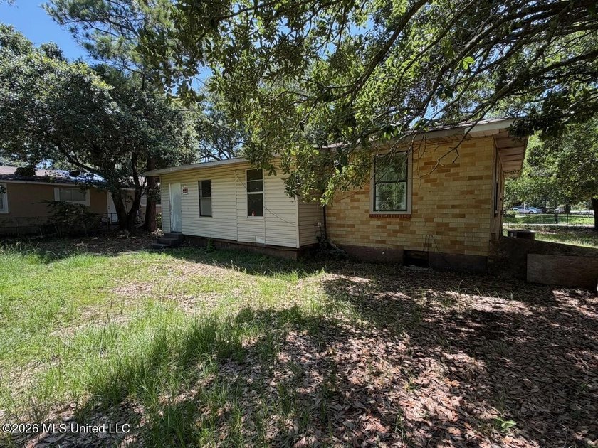 Some homes have good bones. This one has good bones and good - photo 19