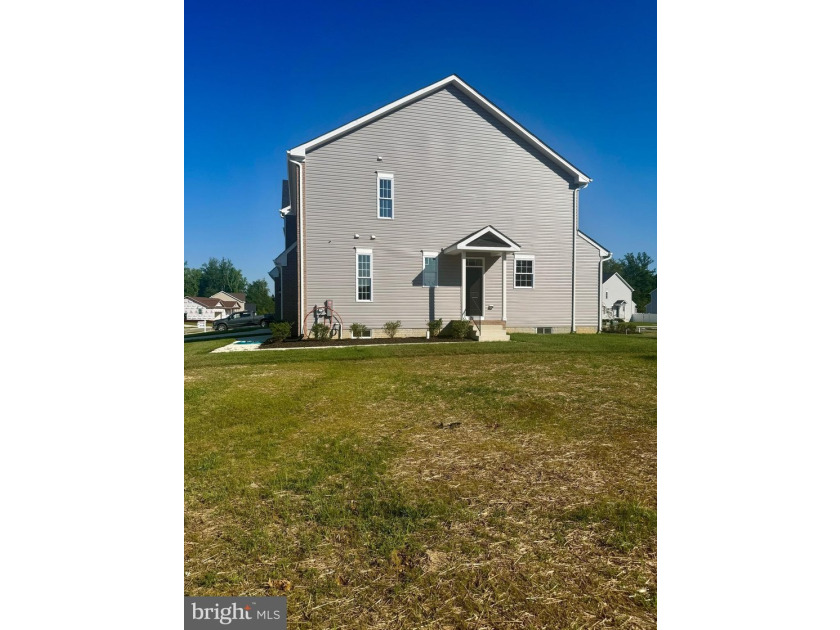 Welcome to this stunning 4-bedroom, 3.5 bath carriage home in - photo 2