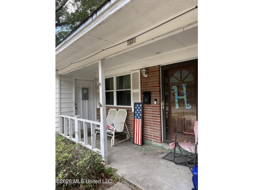 Only a couple of blocks from the BEACH!! This *fixer upper* - photo 2