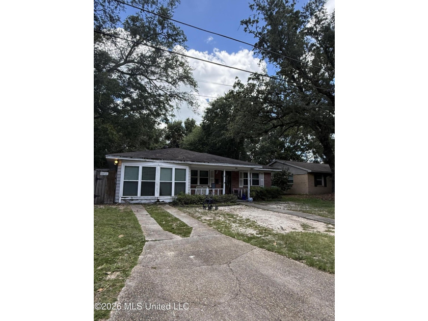 Only a couple of blocks from the BEACH!! This *fixer upper* - photo 3