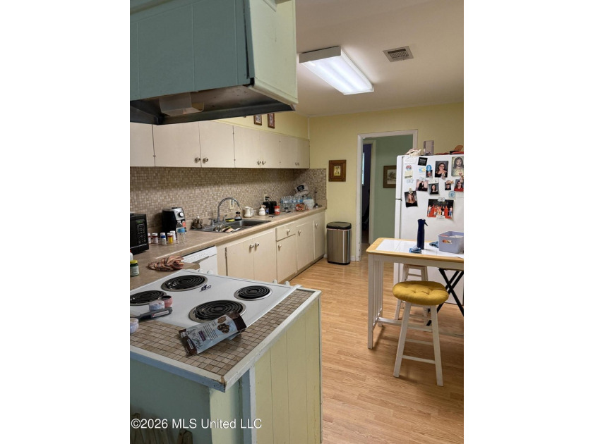 Only a couple of blocks from the BEACH!! This *fixer upper* - photo 8