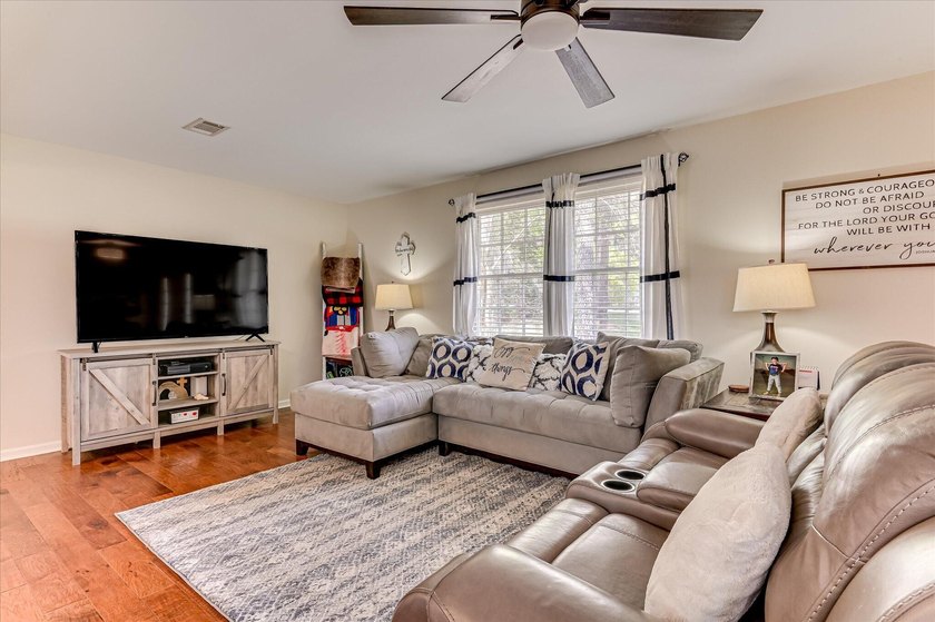 SUPER LOCATION, GREAT CONDITION... This well-maintained family - photo 8