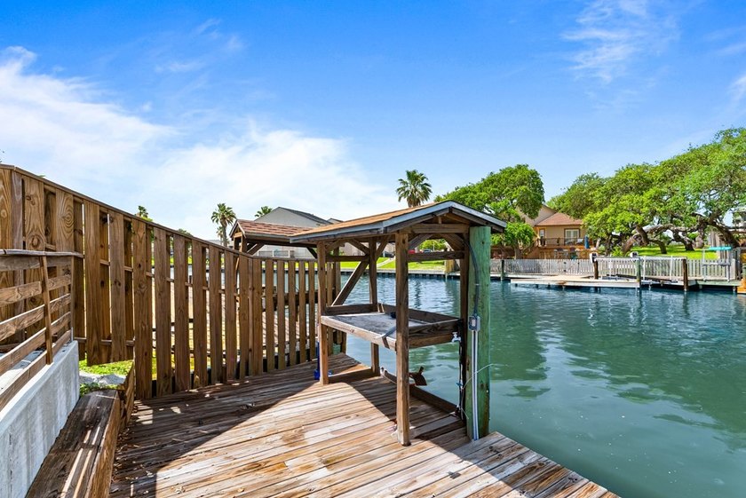2321 Harbor Drive has been beautifully updated and thoughtfully - photo 32