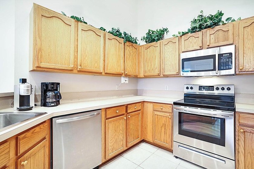 *NEW ROOF IN 2025* Welcome to this beautifully maintained 3-bed - photo 3