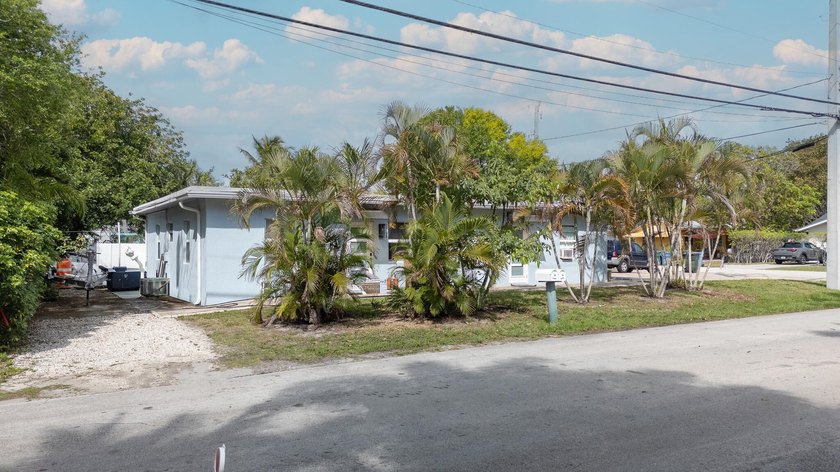 Rare income-producing duplex in East Oakland Park, FL - perfect - photo 4
