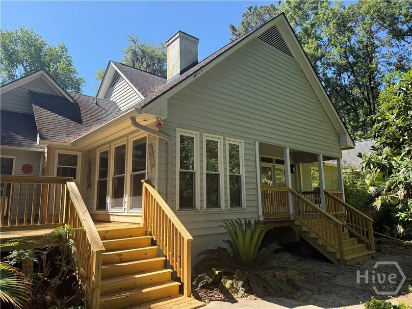 This Landings house has amazing potential to renovate. There are - photo 6