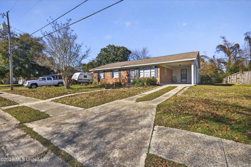 WOW !!! CHECK OUT THE NEW PRICE ON THIS CUTIE. RECENTLY UPDATED - photo 2