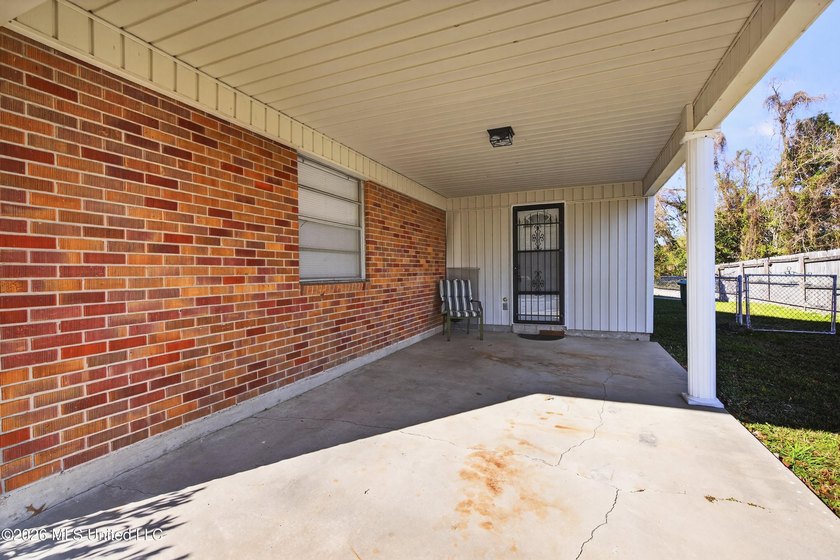 WOW !!! CHECK OUT THE NEW PRICE ON THIS CUTIE. RECENTLY UPDATED - photo 3